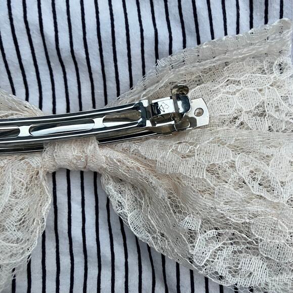 Cream lace bow, cottagecore coquette lolita girly hair clip barrette ribbon - Picture 6 of 6